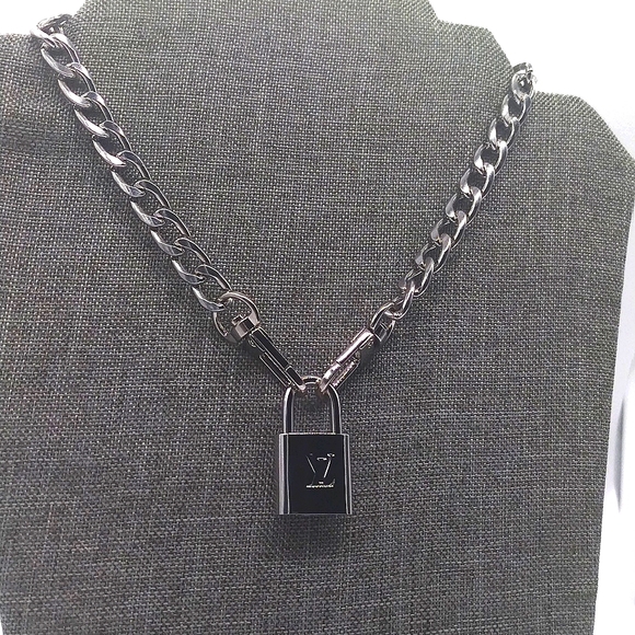 Louis Vuitton LV #315 Silver Lock Vintage and Rare PadLock Lock 2 Keys Necklace - Picture 3 of 10